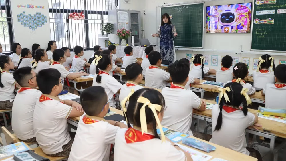 Giáo dục tăng cường không thu tiền: Quy định mới giúp phụ huynh giảm áp lực đăng ký lớp học và bảo đảm quyền lợi học sinh.