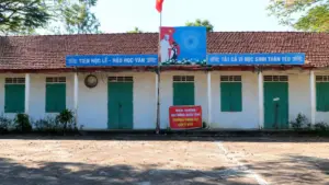 Hàng trăm học sinh nghỉ học phản đối sáp nhập trường, lãnh đạo tỉnh đối thoại với phụ huynh để làm rõ những vấn đề liên quan.