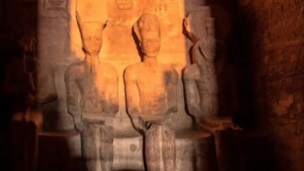 Khám phá hiện tượng kỳ ảo tại đền thờ Ramses II ở Ai Cập, nơi ánh nắng chiếu vào các bức tượng sau 3.200 năm.