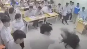 Hà Nội xác minh video nam sinh đánh cô giáo ngay trên bục giảng tại Trường THPT Mạc Đĩnh Chi. Nhà trường đã phối hợp công an làm rõ vụ việc.