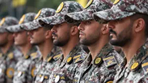 Iran nhấn mạnh lập trường về eo biển Hormuz, trong khi các binh sĩ tham gia huấn luyện quân sự tại Tehran giữa căng thẳng với Mỹ.