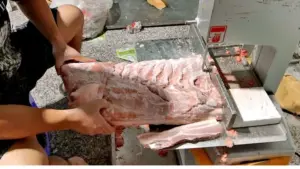 Thịt nhập giá rẻ được phân phối từ kho đông lạnh đến nhà hàng, bếp ăn và cửa hàng thực phẩm, thu hút khách nhờ giá cạnh tranh.