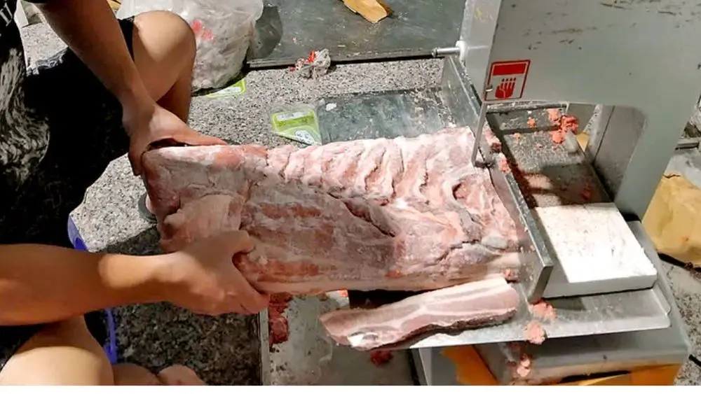 Thịt nhập giá rẻ được phân phối từ kho đông lạnh đến nhà hàng, bếp ăn và cửa hàng thực phẩm, thu hút khách nhờ giá cạnh tranh.