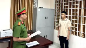 Khởi tố chủ cửa hàng Duy Bom ở Thái Nguyên sau khi phát hiện 974 sản phẩm quần áo giả nhãn hiệu Adidas, Louis Vuitton và Dior trị giá 331,55 triệu đồng.