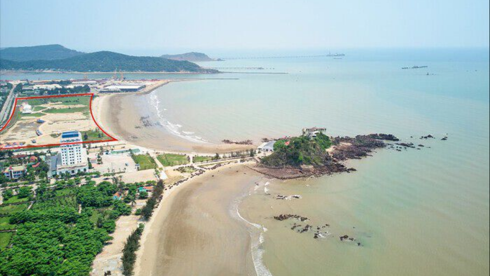 Khám phá khu resort Bắc Đảo Lan Châu của Golden City, nổi bật giữa không gian biển đảo nhìn từ trên cao.