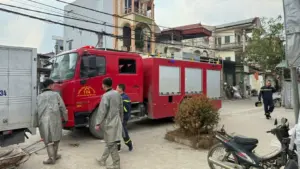 Lực lượng chức năng xử lý sự cố nghi rò rỉ hóa chất khiến 40 người nhập viện tại Hà Nội.