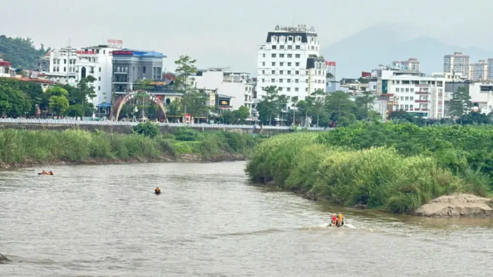 Kiểm lâm viên mất tích sau khi trượt chân xuống vùng nước sâu, chảy xiết trên sông Hồng. Lực lượng chức năng đang khẩn trương tìm kiếm.