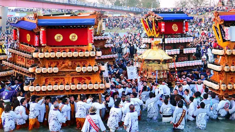 Lễ hội Sajio ở Nhật Bản xảy ra tai nạn khi chiếc kiệu nặng 3 tấn khiến phó thị trưởng tử vong, gây chú ý về an toàn lễ hội.