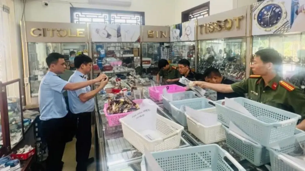 Lực lượng chức năng kiểm tra hộ kinh doanh đồng hồ, phát hiện hơn 2.000 chiếc đồng hồ giả mạo nhãn hiệu nổi tiếng.
