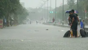 Mưa lớn miền Trung tiếp diễn, Huế và Đà Nẵng là tâm mưa với lượng mưa có nơi vượt 500mm, sau đó vùng mưa dịch chuyển ra Bắc.