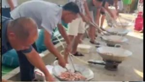 Nam giới ở Phú Thọ cùng nấu hàng trăm mâm cỗ cưới, góp sức tạo không khí ấm cúng và giữ gìn nét đẹp tình làng nghĩa xóm.
