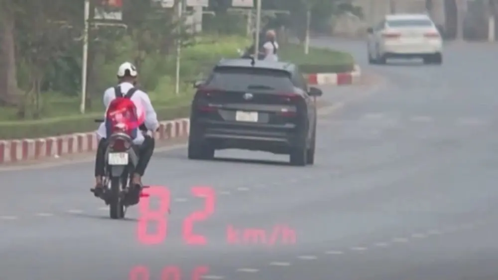 Nam sinh 16 tuổi ở Lào Cai chạy xe máy quá tốc độ, vi phạm nhiều lỗi giao thông và bị xử phạt 10 triệu đồng.