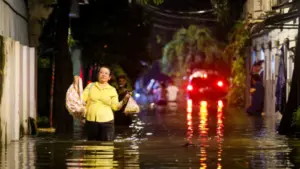Nước từ rạch Thủ Đức bất ngờ tràn vào khu dân cư trong đêm, hàng trăm nhà dân ngập sâu, nhiều người phải di dời tài sản.