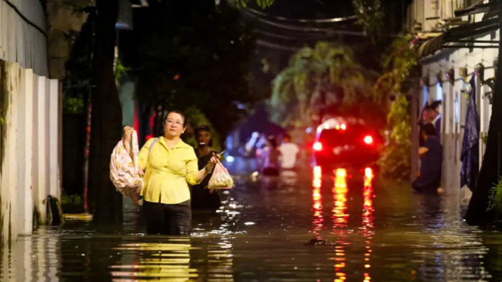 Nước từ rạch Thủ Đức bất ngờ tràn vào khu dân cư trong đêm, hàng trăm nhà dân ngập sâu, nhiều người phải di dời tài sản.