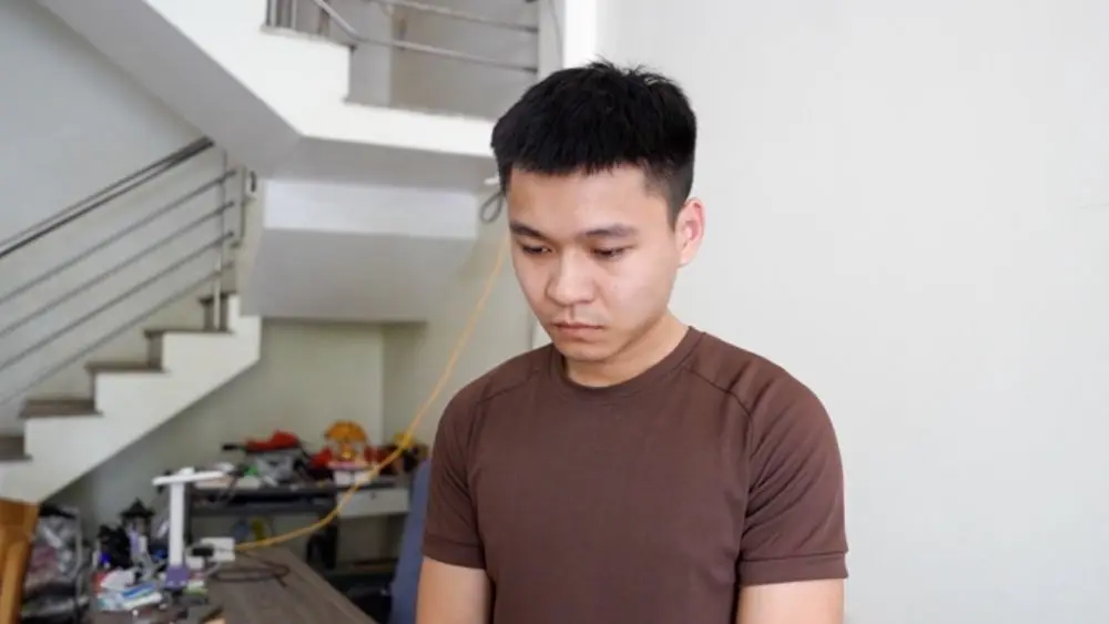 Ngô Bá Mạnh tại cơ quan công an trong vụ bán thảo dược không rõ nguồn gốc