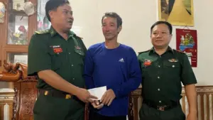 Ngư dân Nguyễn Mạnh Cường trở về an toàn sau gần 8 giờ mất tích trên biển và được Đồn Biên phòng Cửa khẩu Cảng Gianh thăm hỏi, động viên.