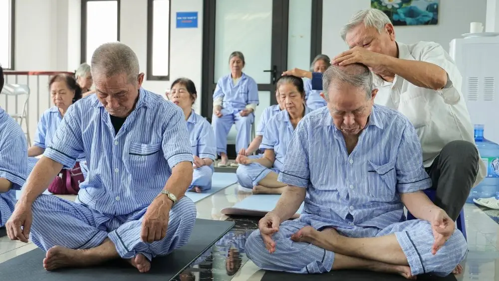Người cao tuổi tại Hà Nội tập ngồi thiền, rèn luyện tinh thần tại trung tâm dưỡng lão, góp phần nâng cao chất lượng cuộc sống tuổi già.
