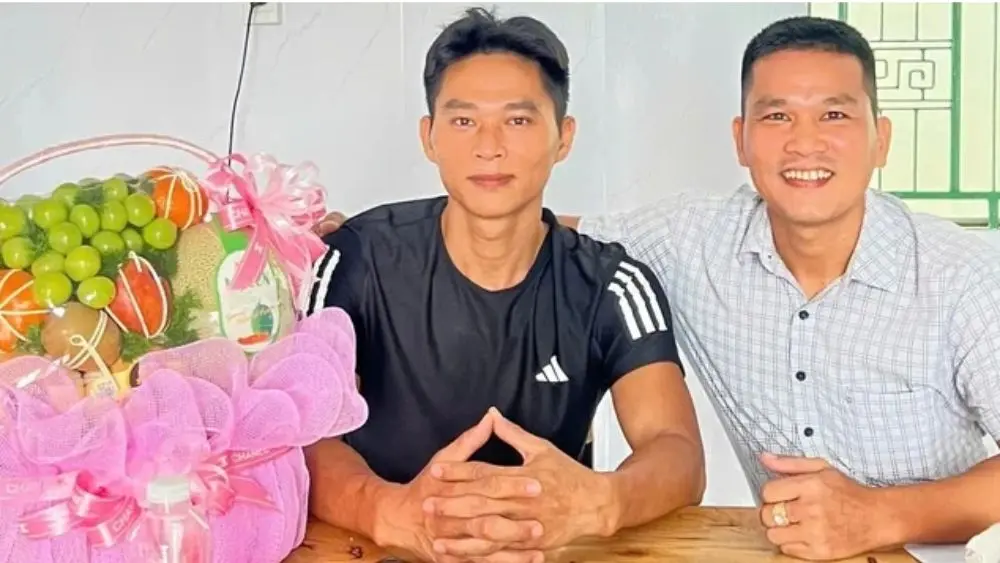 Anh Đinh Xuân Trâm cùng người thân tìm đến nhà anh Nguyễn Văn Tuân để cảm ơn người đã 3 lần lao xuống sông Sài Gòn cứu em gái.