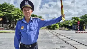 Nhân viên gác chắn Nguyễn Văn Thành kịp thời cứu nữ sinh lớp 8 đi xe đạp điện khỏi nguy cơ va chạm với xe container tại Đà Nẵng.