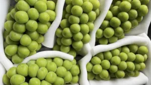 Nho sữa Trung Quốc được bán với giá khoảng 22.500 đồng/kg, trong khi táo có giá chỉ 11.000 đồng/kg, thu hút sự chú ý của người tiêu dùng.
