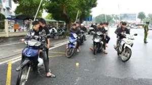 Nhóm 16 thanh thiếu niên mang hung khí, chạy xe tốc độ cao, lạng lách trên nhiều tuyến phố Huế. Công an đã làm rõ vụ việc.