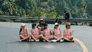 Sáu người phụ nữ ngồi tạo dáng chụp ảnh giữa khúc cua trên đèo Hải Vân, gây cản trở giao thông.