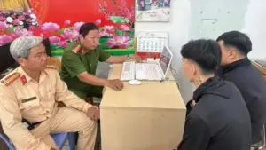 Nhóm thanh thiếu niên chạy xe máy vào làn ô tô, quay TikTok câu view bị công an làm việc. Vụ việc thu hút sự chú ý.