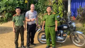 Du khách Anh Barry Mattacott được cảnh sát hỗ trợ sau khi bị lạc giữa rừng