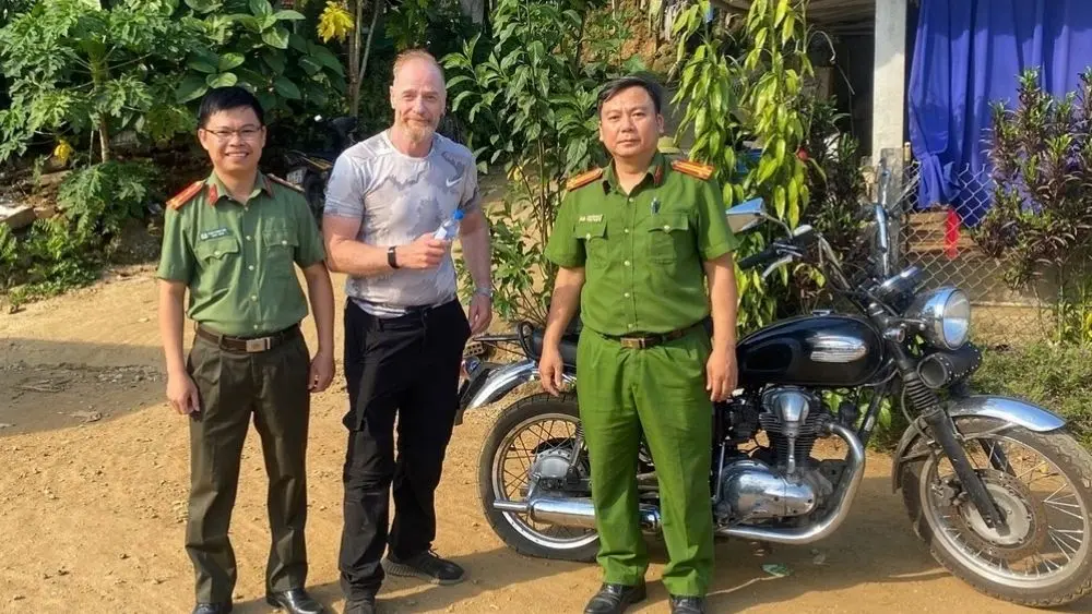 Du khách Anh Barry Mattacott được cảnh sát hỗ trợ sau khi bị lạc giữa rừng