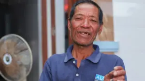 Ông Châu sống sót sau 38 tiếng trôi dạt trên biển, được tàu cá cứu sống trong tình trạng kiệt sức. Câu chuyện sinh tồn đầy nghị lực.