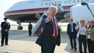 Tổng thống Donald Trump tiết lộ từng chỉ định hỏi mượn máy bay nhưng Qatar đã quyết định tặng luôn chuyên cơ.