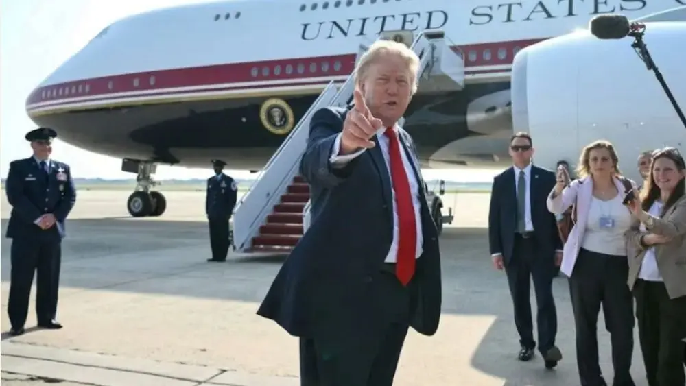 Tổng thống Donald Trump tiết lộ từng chỉ định hỏi mượn máy bay nhưng Qatar đã quyết định tặng luôn chuyên cơ.