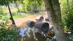 Phà tự chế bằng thùng phuy bị lật ở Cần Thơ khiến 2 học sinh tử vong. Tìm hiểu diễn biến vụ việc và cảnh báo nguy cơ mất an toàn đường thủy.