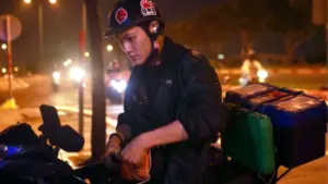 Chàng trai 24 tuổi rong ruổi xuyên đêm sửa xe miễn phí cho người gặp sự cố, mang theo đầy đủ đồ nghề để hỗ trợ người lỡ đường.