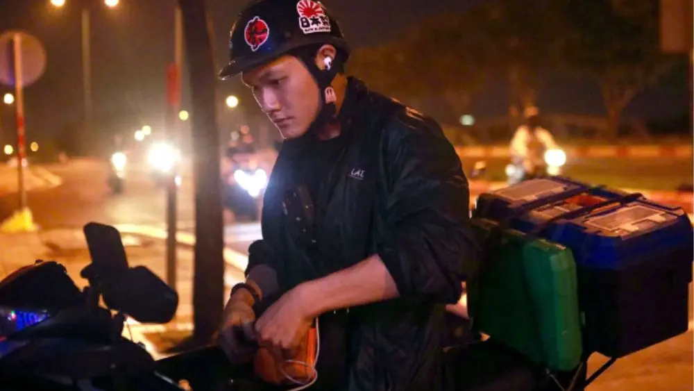 Chàng trai 24 tuổi rong ruổi xuyên đêm sửa xe miễn phí cho người gặp sự cố, mang theo đầy đủ đồ nghề để hỗ trợ người lỡ đường.