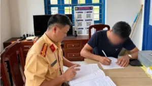 Danh tính tài xế ô tô kéo lê khung sắt, tấm tôn trên đường ở Quảng Ninh được làm rõ. Theo dõi thông tin vụ việc và quá trình xác minh.