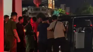 Công an Thanh Hóa khống chế hai thanh niên cầm kiếm cố thủ trong nhà tại xã Hà Long sau nhiều giờ vây ráp tối 26/10.