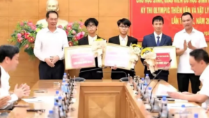 Thanh Hóa trao thưởng học sinh Trường THPT chuyên Lam Sơn giành Huy chương Vàng Olympic Thiên văn và Vật lí thiên văn quốc tế 2026.