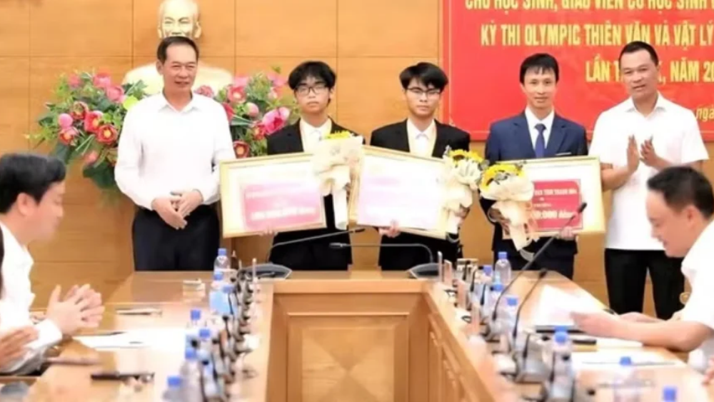 Thanh Hóa trao thưởng học sinh Trường THPT chuyên Lam Sơn giành Huy chương Vàng Olympic Thiên văn và Vật lí thiên văn quốc tế 2026.