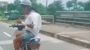Clip thanh niên buông hai tay khi lái xe máy trên Quốc lộ 1 gây chú ý. Cơ quan chức năng đang xác minh vụ việc.