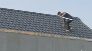 Công an bắt giữ hai thanh niên cầm kiếm cố thủ trên mái nhà ở Thanh Hóa sau gần 9 giờ vây ráp tại xã Hà Long.
