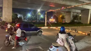 Thanh sắt rơi chắn đường Lý Sơn, Hà Nội, sau va chạm với xe container, khiến tài xế xe ôm công nghệ bị thương. Xem chi tiết vụ việc.