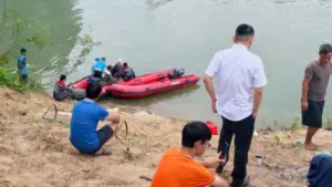 Hai nam sinh lớp 10 mất tích trên sông Mã, Thanh Hóa. Lực lượng chức năng huy động nhân lực, dùng flycam hỗ trợ tìm kiếm.