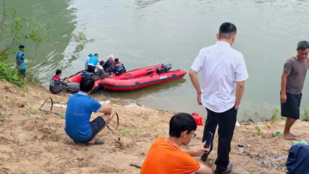 Hai nam sinh lớp 10 mất tích trên sông Mã, Thanh Hóa. Lực lượng chức năng huy động nhân lực, dùng flycam hỗ trợ tìm kiếm.