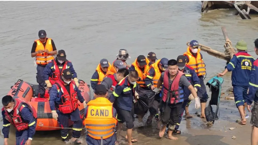 Phú Thọ tìm thấy thi thể người mẹ trong vụ nghi nhảy cầu Vĩnh Phú cùng con trai 2 tuổi. Diễn biến vụ việc khiến nhiều người quan tâm.