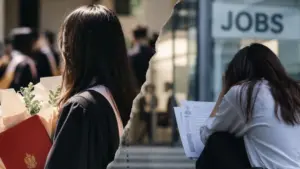 Sinh viên tốt nghiệp đại học xuất sắc gặp khó khăn khi tìm việc làm