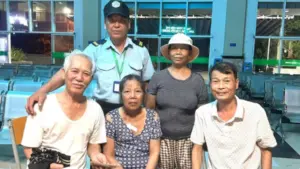 Bà Phạm Thị Lệ nhặt được ví tiền của một bệnh nhân và tìm cách trả lại toàn bộ số tiền chữa bệnh bị đánh mất.