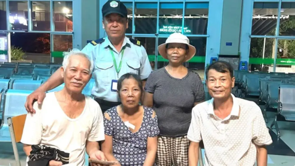 Bà Phạm Thị Lệ nhặt được ví tiền của một bệnh nhân và tìm cách trả lại toàn bộ số tiền chữa bệnh bị đánh mất.