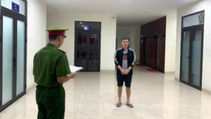 Trần Văn Quân bị khởi tố, tạm giam với cáo buộc chiếm đoạt 30.000 USD của người nước ngoài rồi từ Đà Nẵng vào Khánh Hòa lẩn trốn.