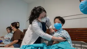 Hà Nội ghi nhận hơn 100 trẻ dương tính cúm A mỗi ngày tại Bệnh viện Nhi Hà Nội. Nhiều ca phải nhập viện vì biến chứng, đặc biệt là viêm phổi.